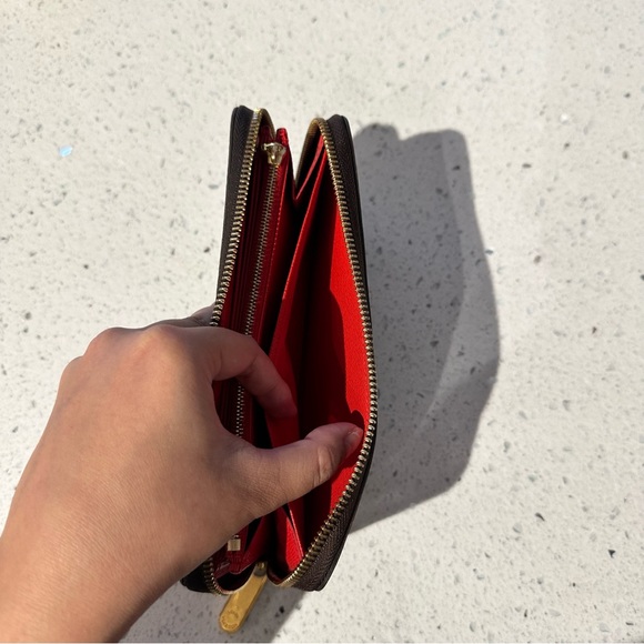 Louis Vuitton Zippy Wallet in Monogram - Picture 8 of 14